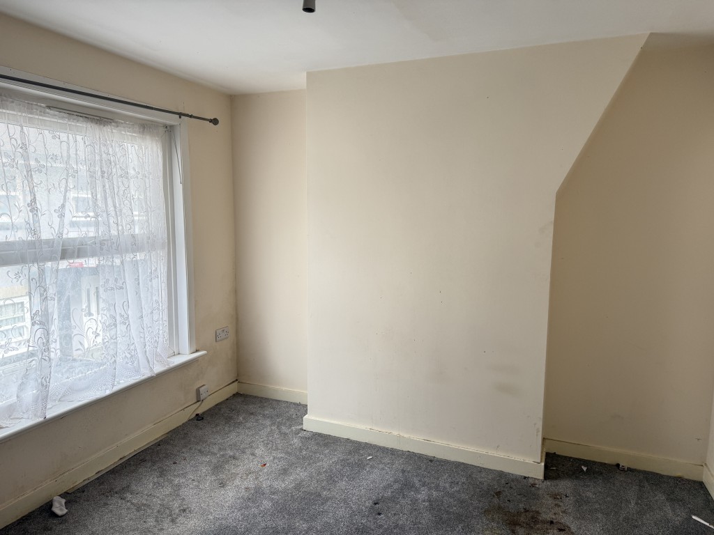 Lot: 125 - FREEHOLD TWO-BEDROOM MID-TERRACE HOUSE FOR IMPROVEMENT - Bedroom One
